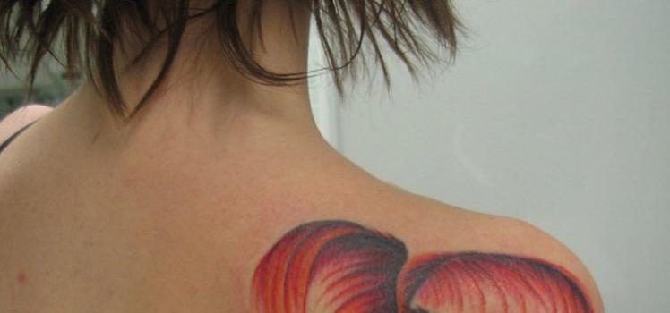 Татуировки на ребрах (боку) у девушек